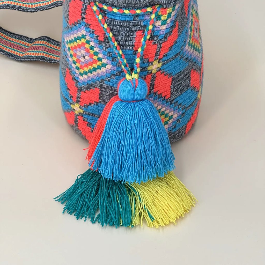 Petit sac bandoulière mochila femme et homme, tissé à la main par des tisserandes de la communauté Wayuu en Colombie. Issu d'une mode éthique et slow-fashion.