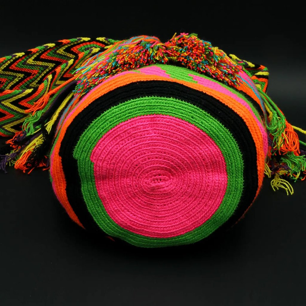 Panier Guatapé mochila Wayuu. Fabriquée à la main. fabrication équitable. slow fashion. couleurs estivales et vives. 