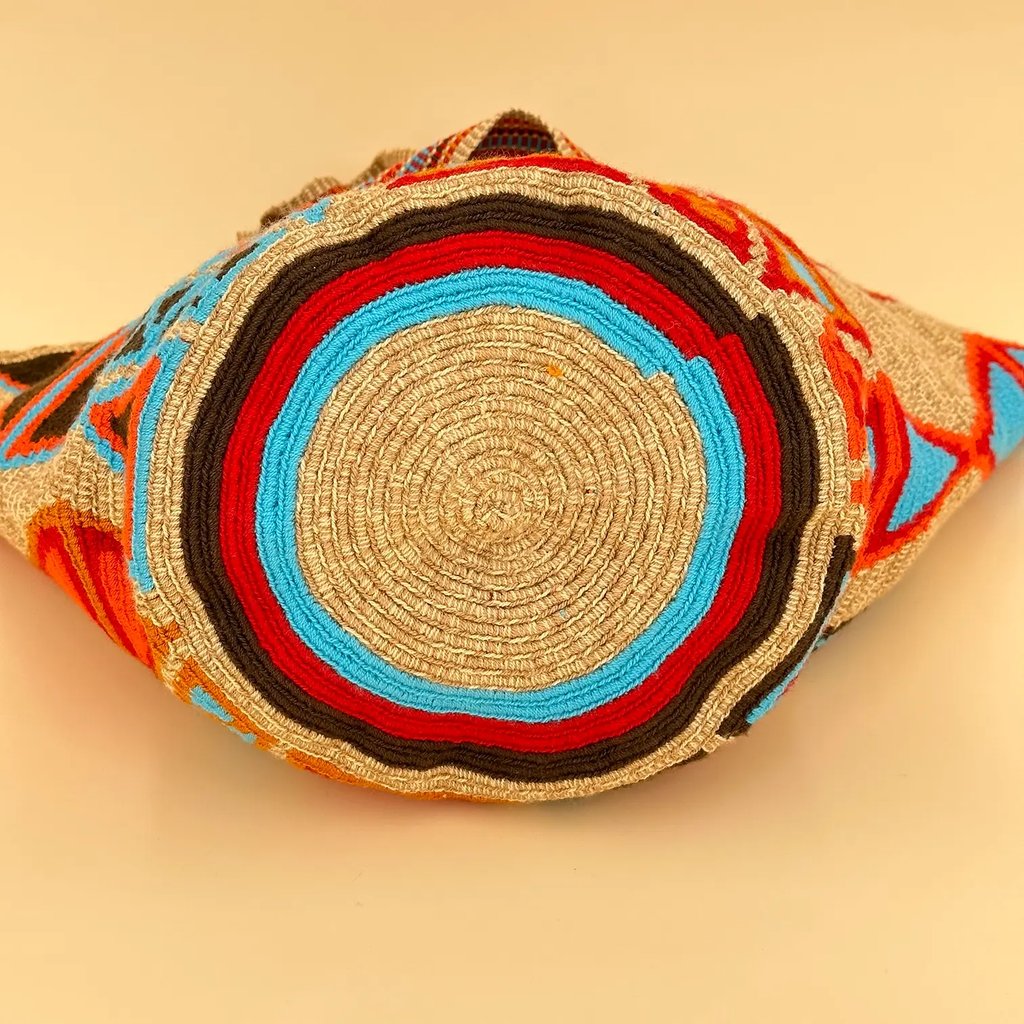 Panier tissé à la main par des tisserandes de la communauté indigène Yayuu en Colombie. Mode éthique. Slow Fashion.