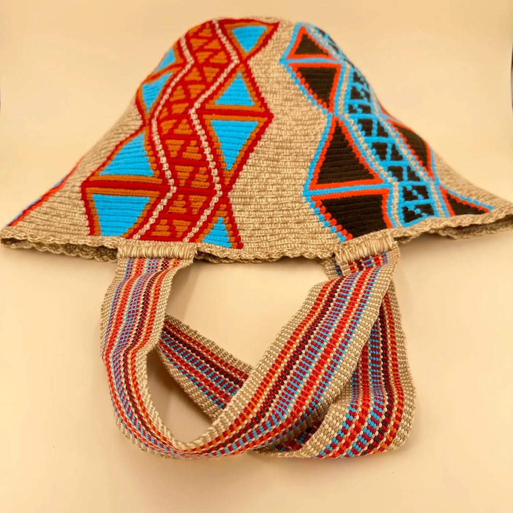 Panier tissé à la main par des tisserandes de la communauté indigène Yayuu en Colombie. Mode éthique. Slow Fashion.
