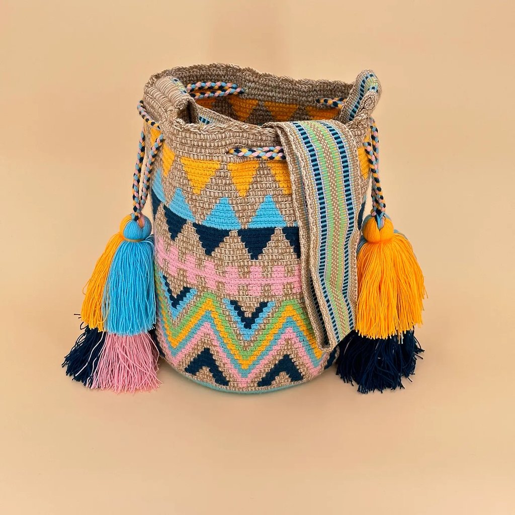 Sac à bandoulière, tissé à la main par des tisserandes de la communauté Wayuu en Colombie. 