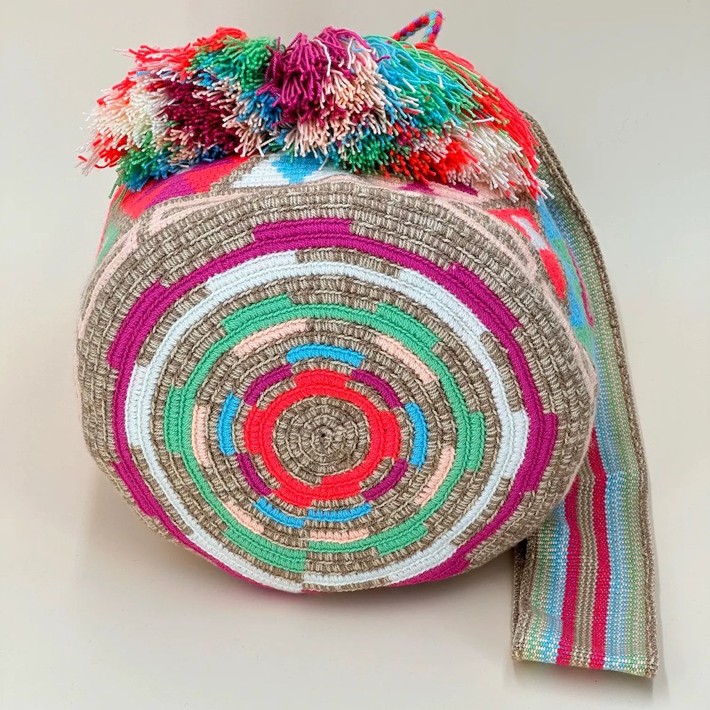 Sac à bandoulière, tissé à la main par des tisserandes de la communauté indigène Wayuu en Colombie. Sac issu du commerce équitable et dans une démarche de Slow-Fashion.