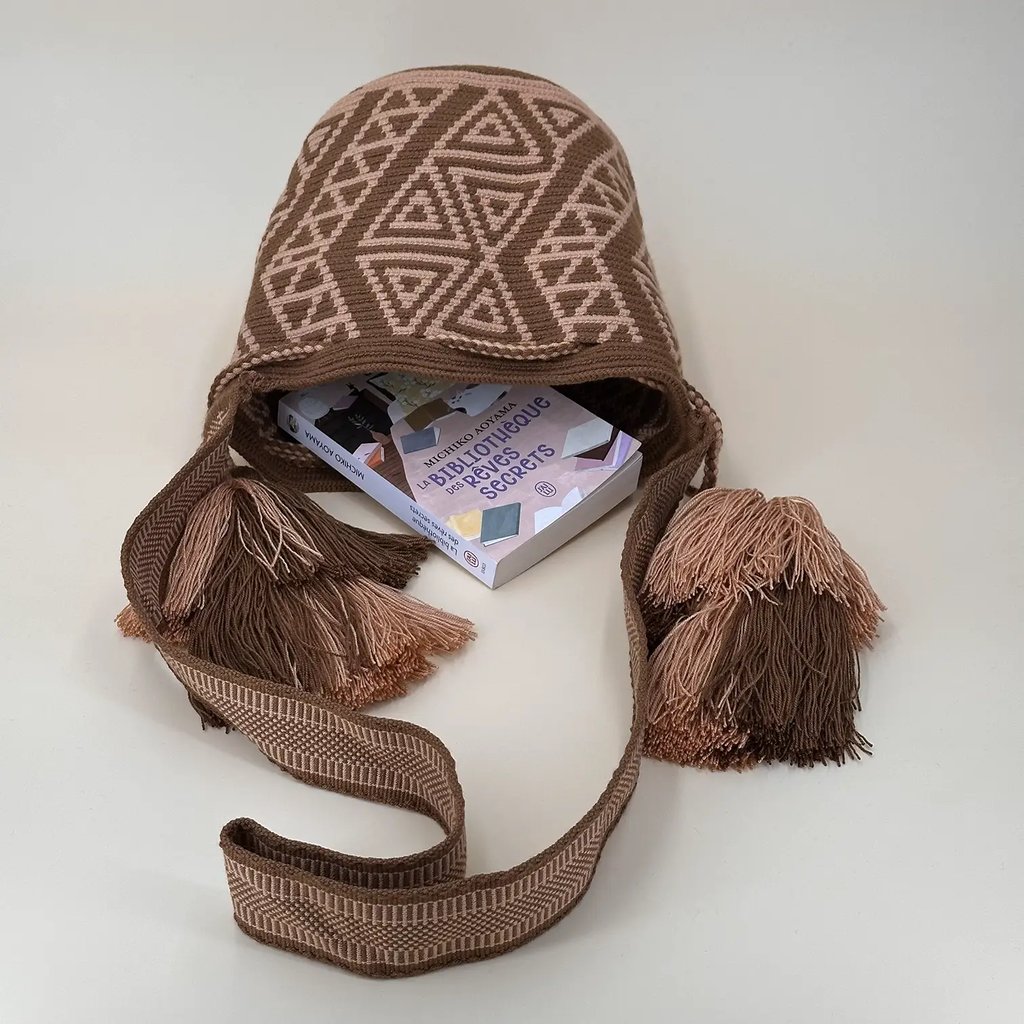 Petit sac bandoulière mochila femme et homme, tissé à la main par des tisserandes de la communauté Wayuu en Colombie. Issu d'une mode éthique et slow-fashion.