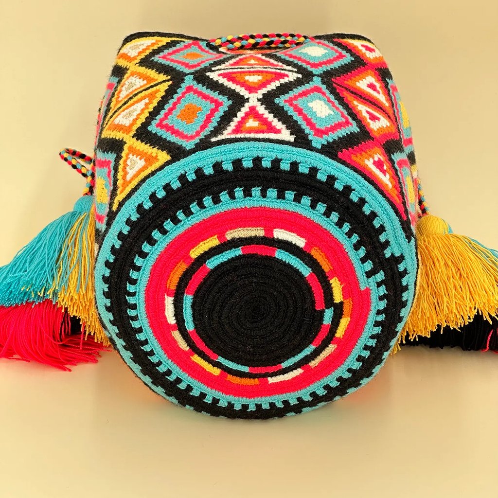 Sac à bandoulière tissé à la main par des tisserandes de la communauté indigène Wayuu en Colombie. Issu du commerce équitable et dans une démarche de Slow-Fashion.