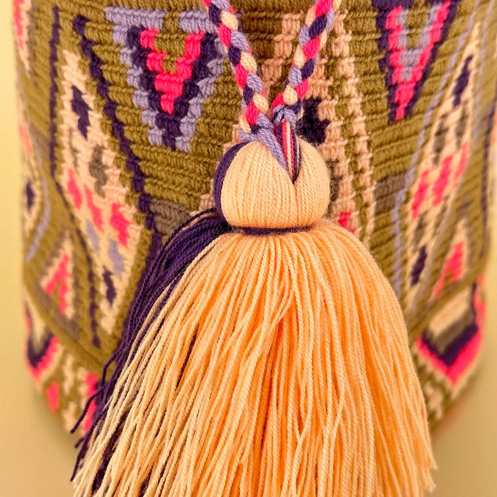 Sac à bandoulière, tissé à la main par des tisserandes de la communauté Wayuu en Colombie. 