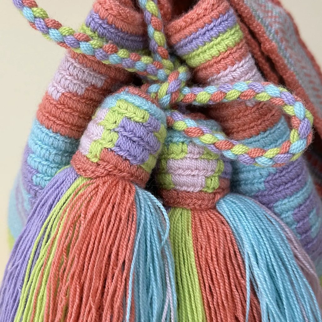 Petit sac bandoulière mochila femme et homme, tissé à la main par des tisserandes de la communauté Wayuu en Colombie. Issu d'une mode éthique et slow-fashion.