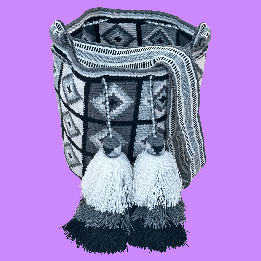 Sac bandoulière mochila femme et homme, tissé à la main par des tisserandes de la communauté Wayuu en Colombie. Issu d'une mode éthique et slow-fashion.
