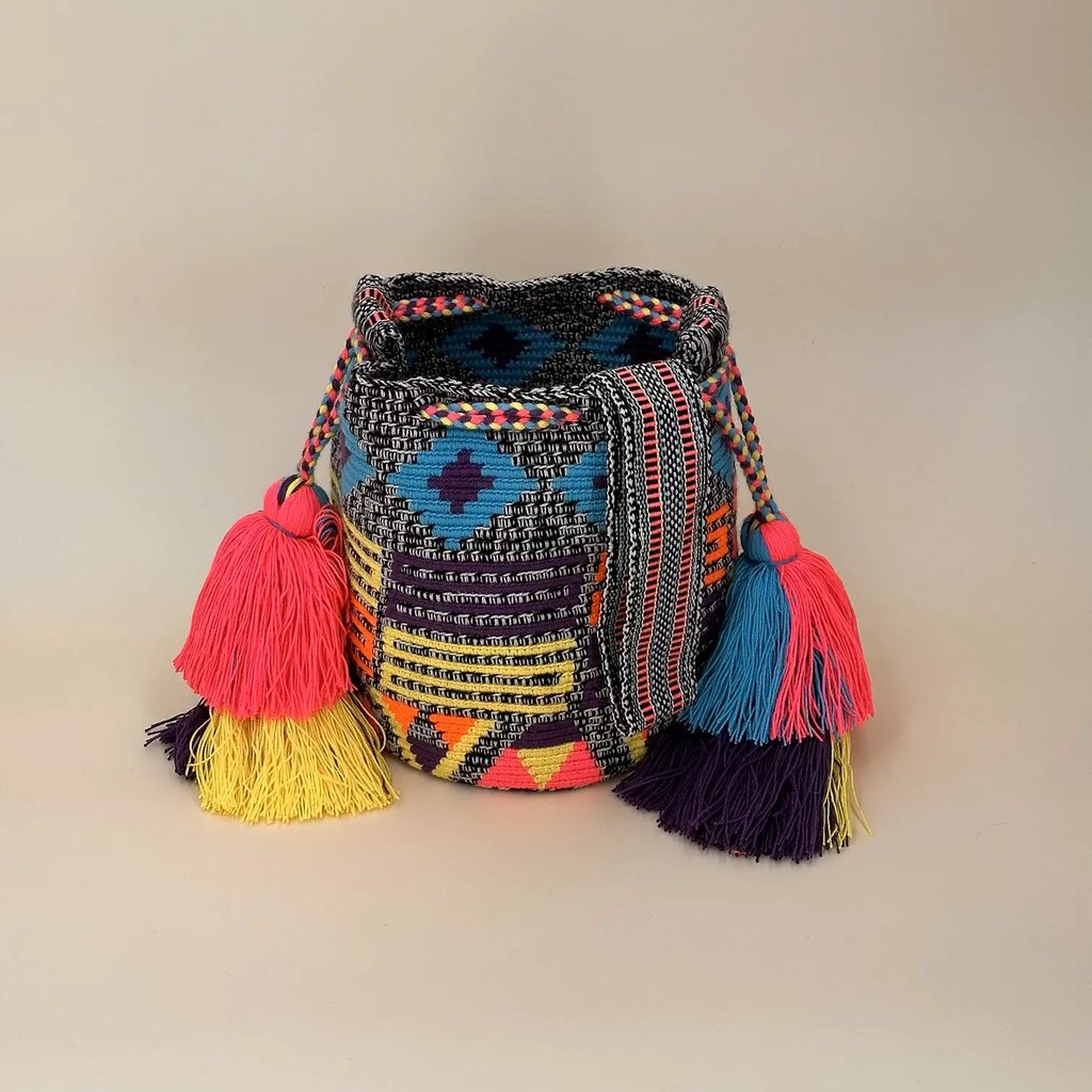 Petit sac bandoulière mochila femme et homme, tissé à la main par des tisserandes de la communauté Wayuu en Colombie. Issu d'une mode éthique et slow-fashion.