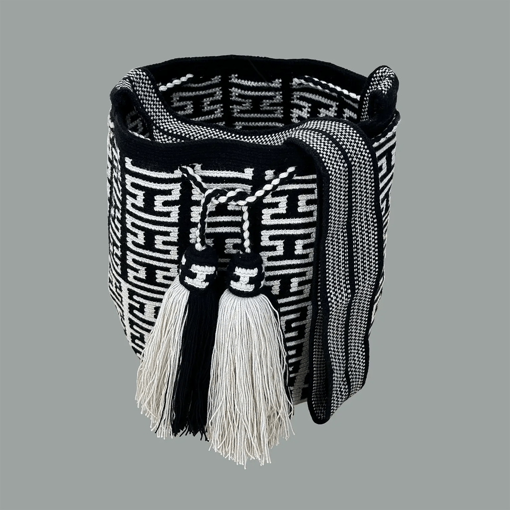 Sac mochila femme et homme, tissé à la main par des tisserandes de la communauté Wayuu en Colombie. Issu d'une mode éthique et slow-fashion.
