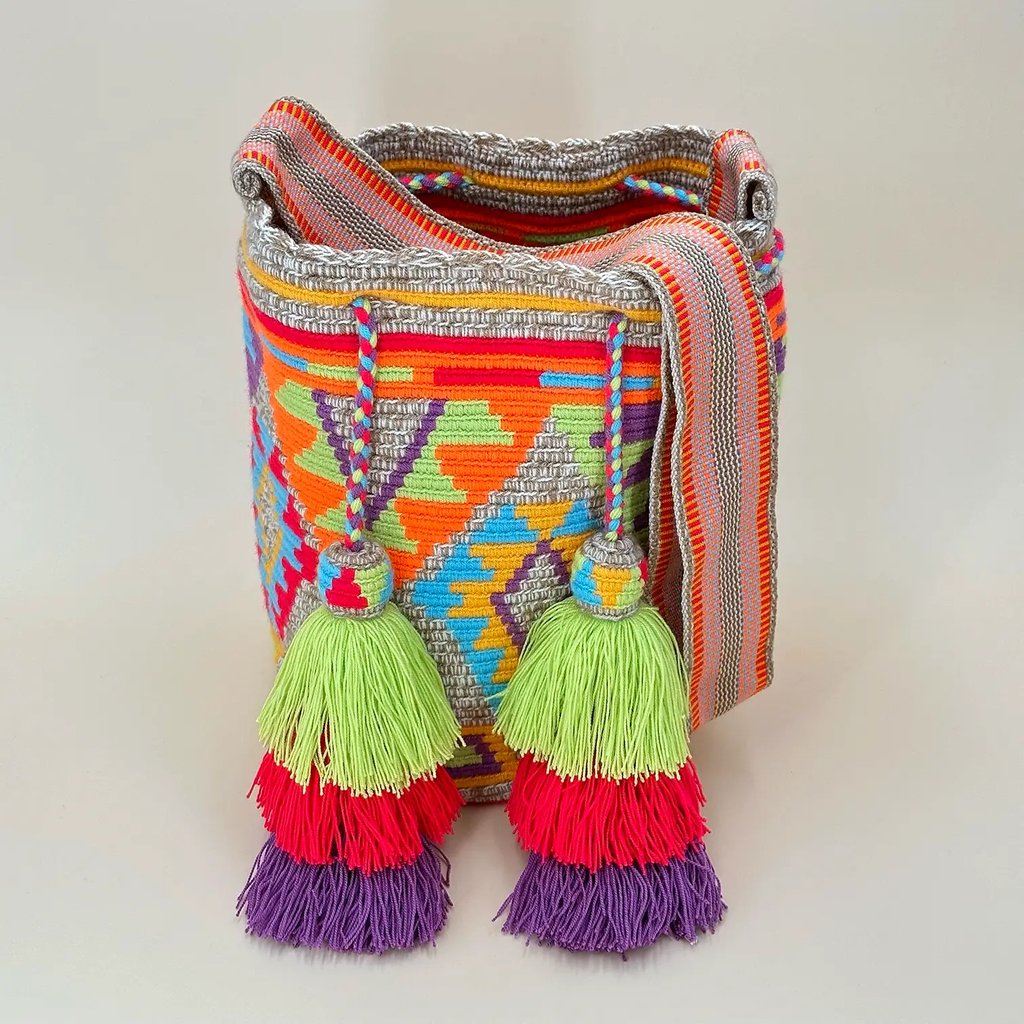 Sac à bandoulière tissé à la main par des tisserandes de la communauté indigène Wayuu en Colombie. Issu du commerce équitable et dans une démarche de Slow-Fashion.