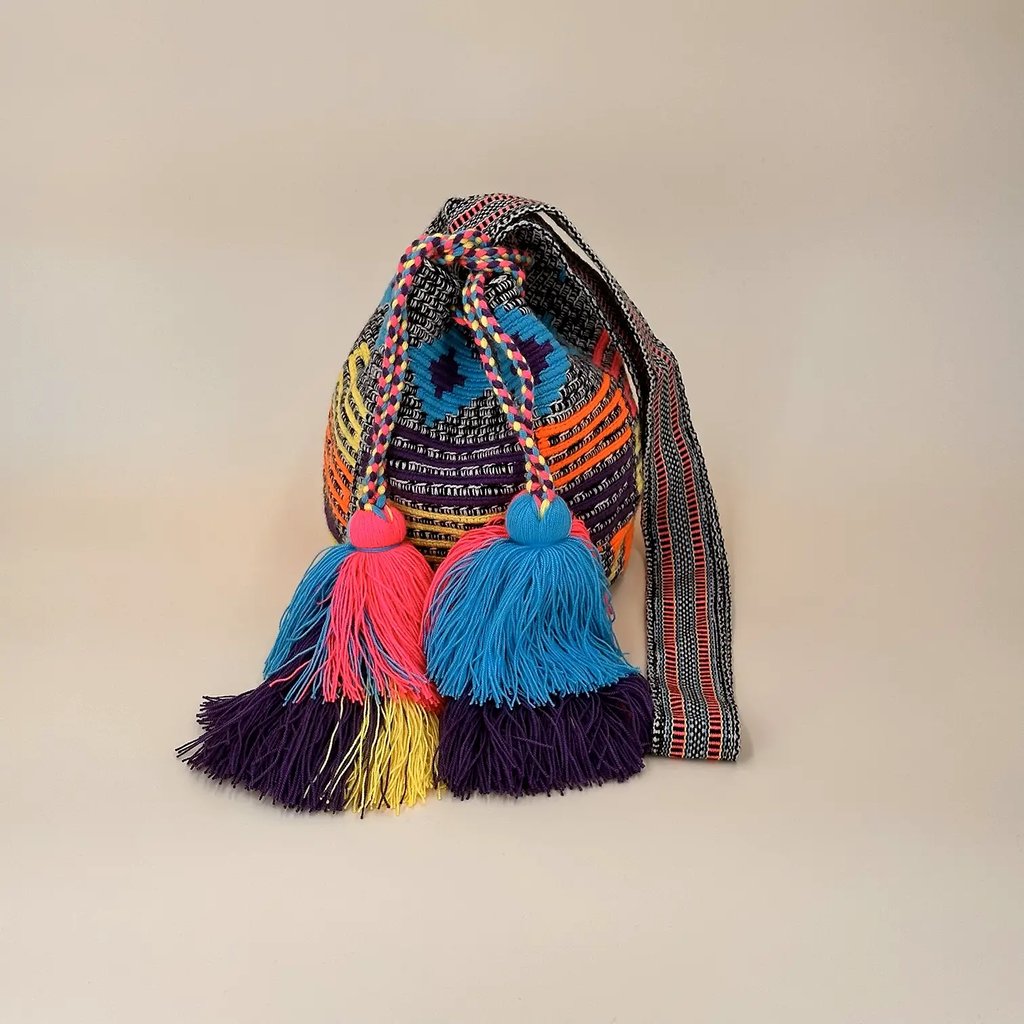 Petit sac bandoulière mochila femme et homme, tissé à la main par des tisserandes de la communauté Wayuu en Colombie. Issu d'une mode éthique et slow-fashion.