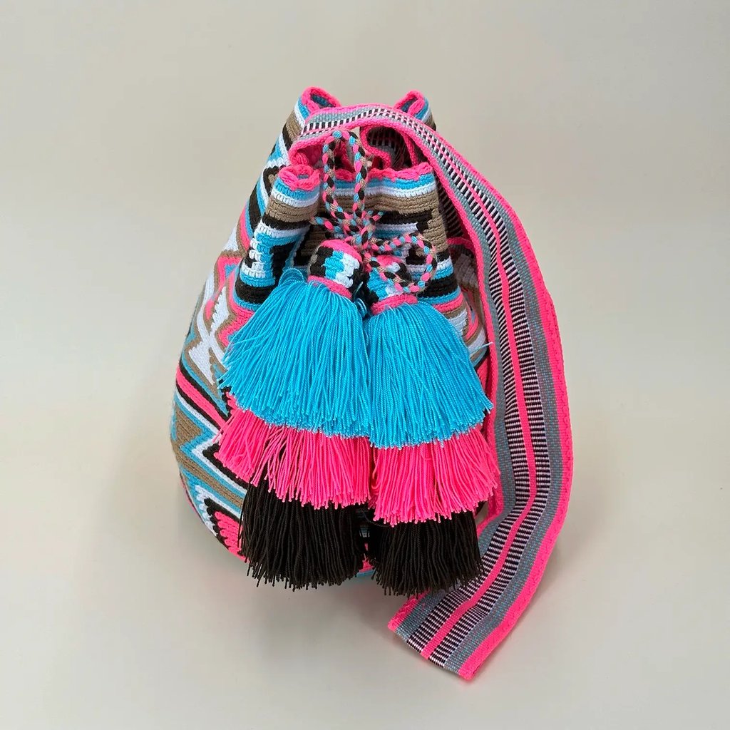 Sac à bandoulière, tissé à la main par des tisserandes de la communauté indigène Wayuu en Colombie. Sac issu du commerce équitable et dans une démarche de Slow-Fashion.