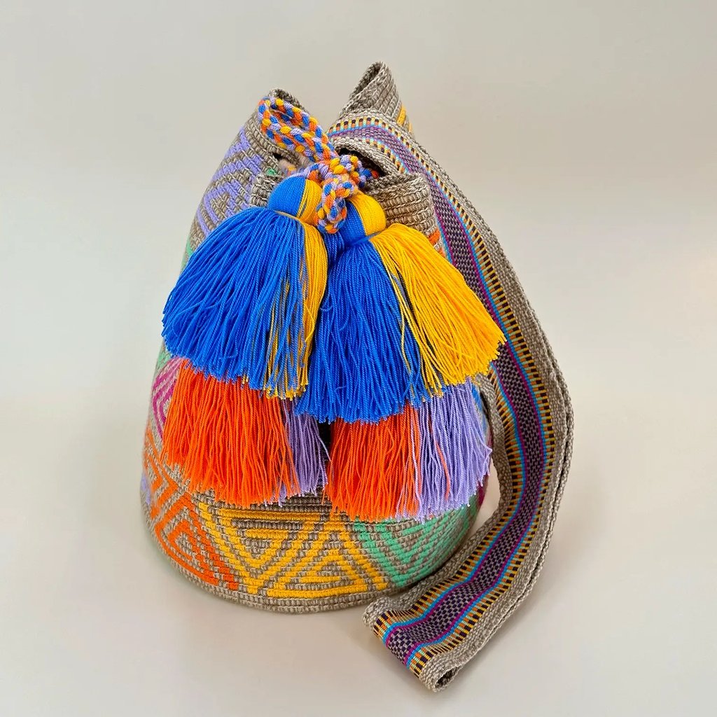 Sac à bandoulière tissé à la main par des tisserandes de la communauté indigène Wayuu en Colombie. Issu du commerce équitable et dans une démarche de Slow-Fashion.