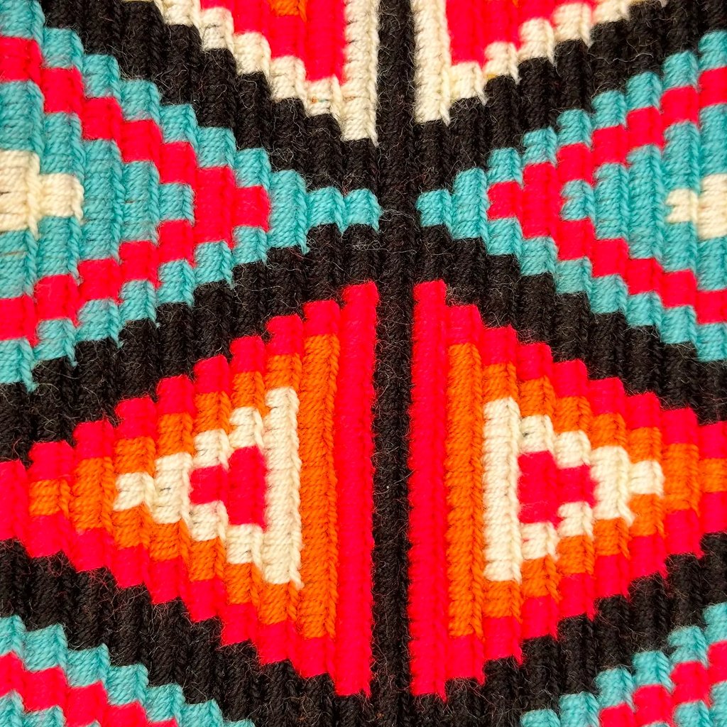 Sac à bandoulière tissé à la main par des tisserandes de la communauté indigène Wayuu en Colombie. Issu du commerce équitable et dans une démarche de Slow-Fashion.