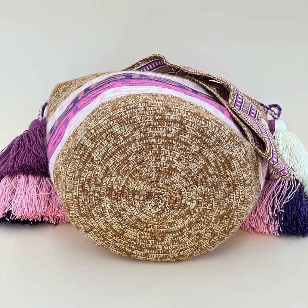 Sac à bandoulière tissé à la main par des tisserandes de la communauté indigène Wayuu en Colombie. Issu du commerce équitable et dans une démarche de Slow-Fashion.