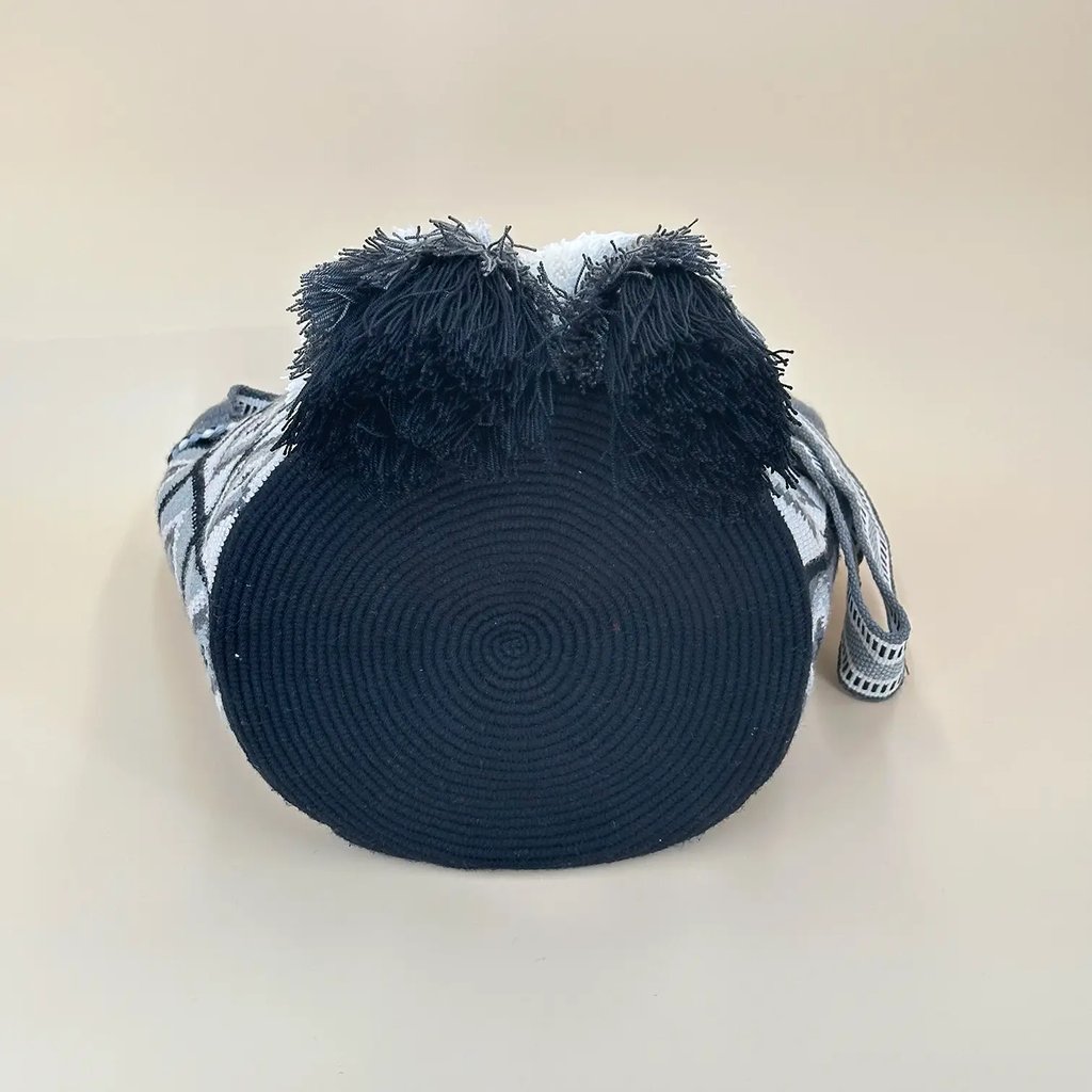 Sac à bandoulière tissé à la main par des tisserandes de la communauté indigène Wayuu en Colombie. Issu du commerce équitable et dans une démarche de Slow-Fashion.