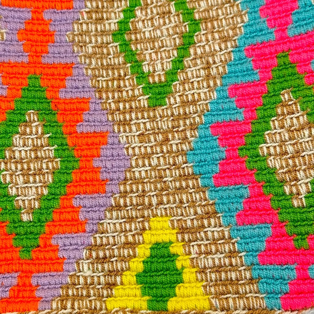 Sac à bandoulière, tissé à la main par des tisserandes de la communauté Wayuu en Colombie. 