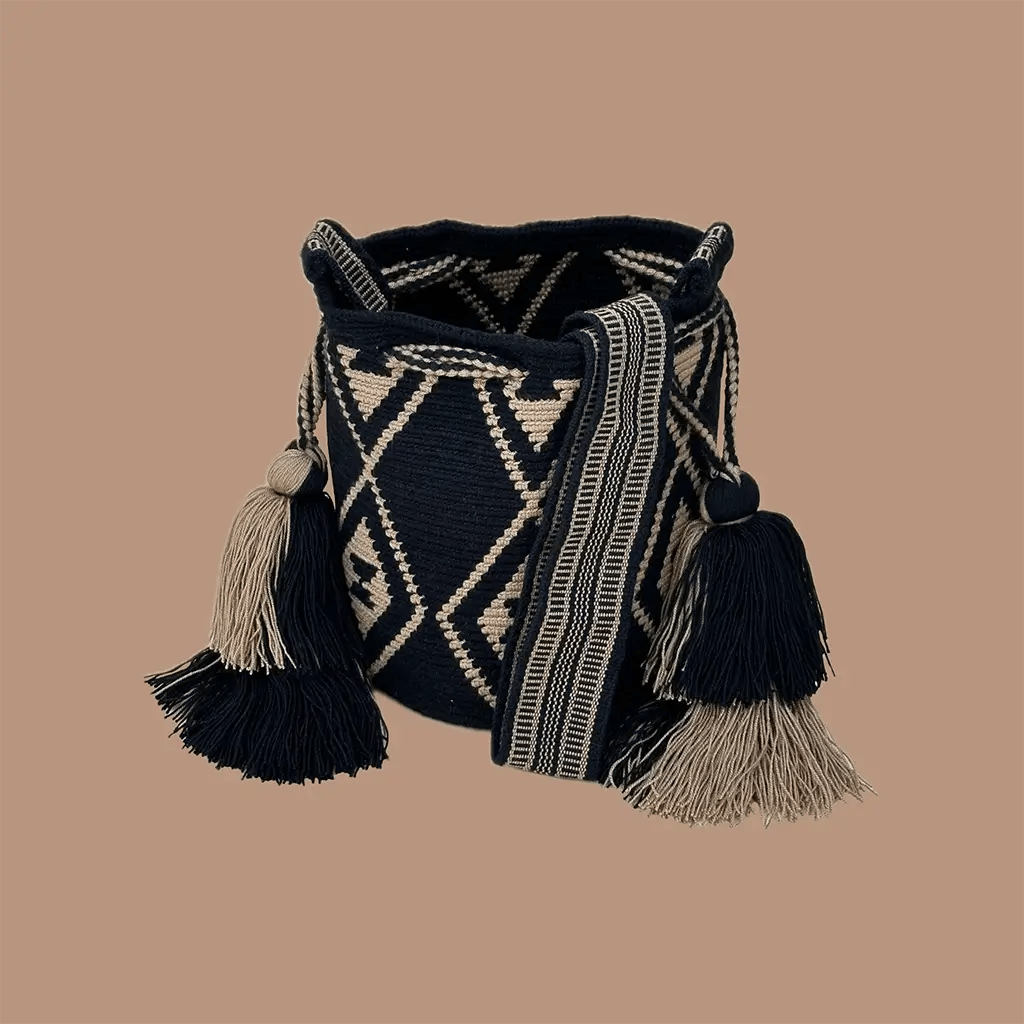 Petit sac bandoulière mochila femme et homme, tissé à la main par des tisserandes de la communauté Wayuu en Colombie. Issu d'une mode éthique et slow-fashion.