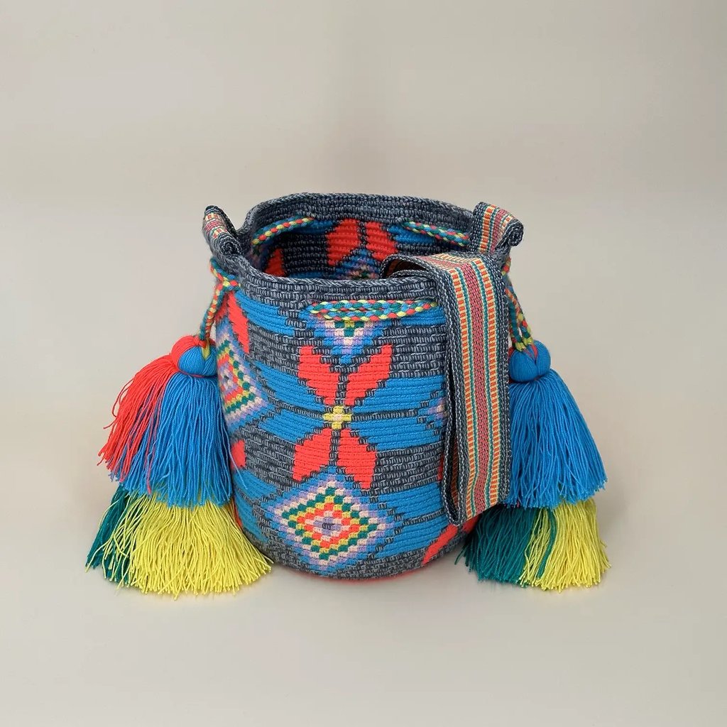 Petit sac bandoulière mochila femme et homme, tissé à la main par des tisserandes de la communauté Wayuu en Colombie. Issu d'une mode éthique et slow-fashion.