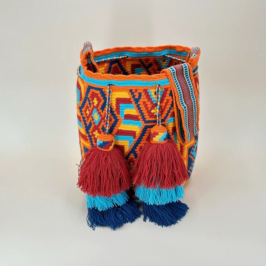 Sac à bandoulière tissé à la main par des tisserandes de la communauté indigène Wayuu en Colombie. Issu du commerce équitable et dans une démarche de Slow-Fashion.