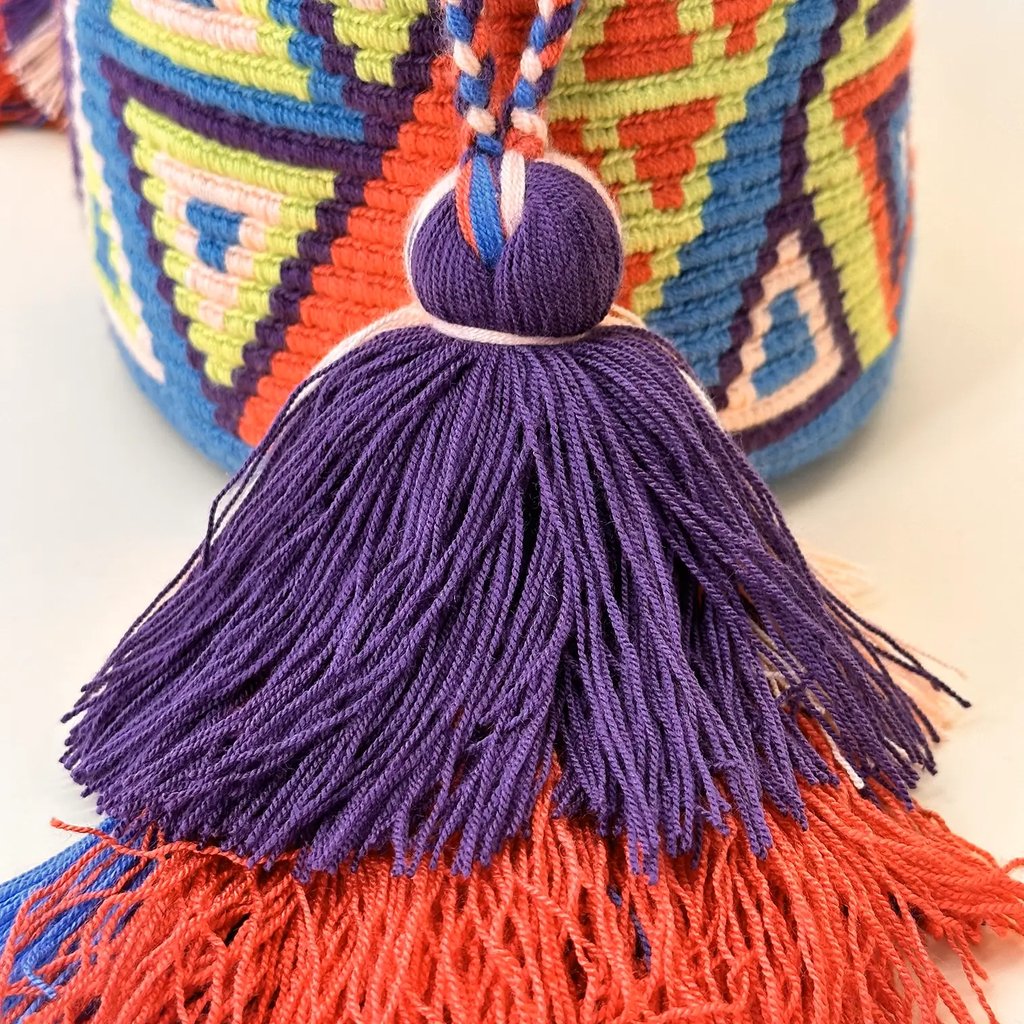 Petit sac bandoulière mochila femme et homme, tissé à la main par des tisserandes de la communauté Wayuu en Colombie. Issu d'une mode éthique et slow-fashion.
