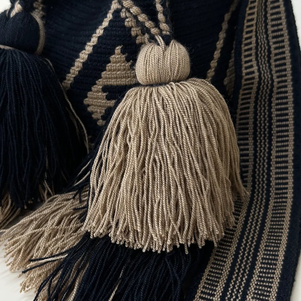 Petit sac bandoulière mochila femme et homme, tissé à la main par des tisserandes de la communauté Wayuu en Colombie. Issu d'une mode éthique et slow-fashion.