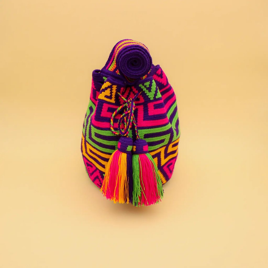 Sac sapzurro violet rose jaune mochila Wayuu. Fabriquée à la main. fabrication équitable. slow fashion. couleurs estivales et vives. 