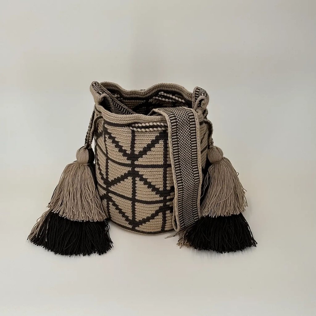 Petit sac bandoulière mochila femme et homme, tissé à la main par des tisserandes de la communauté Wayuu en Colombie. Issu d'une mode éthique et slow-fashion.