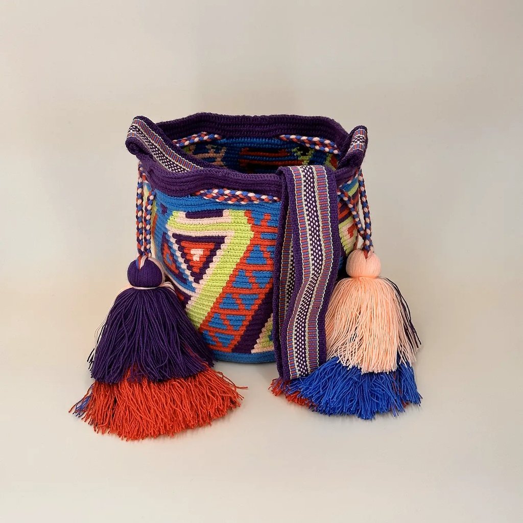 Petit sac bandoulière mochila femme et homme, tissé à la main par des tisserandes de la communauté Wayuu en Colombie. Issu d'une mode éthique et slow-fashion.
