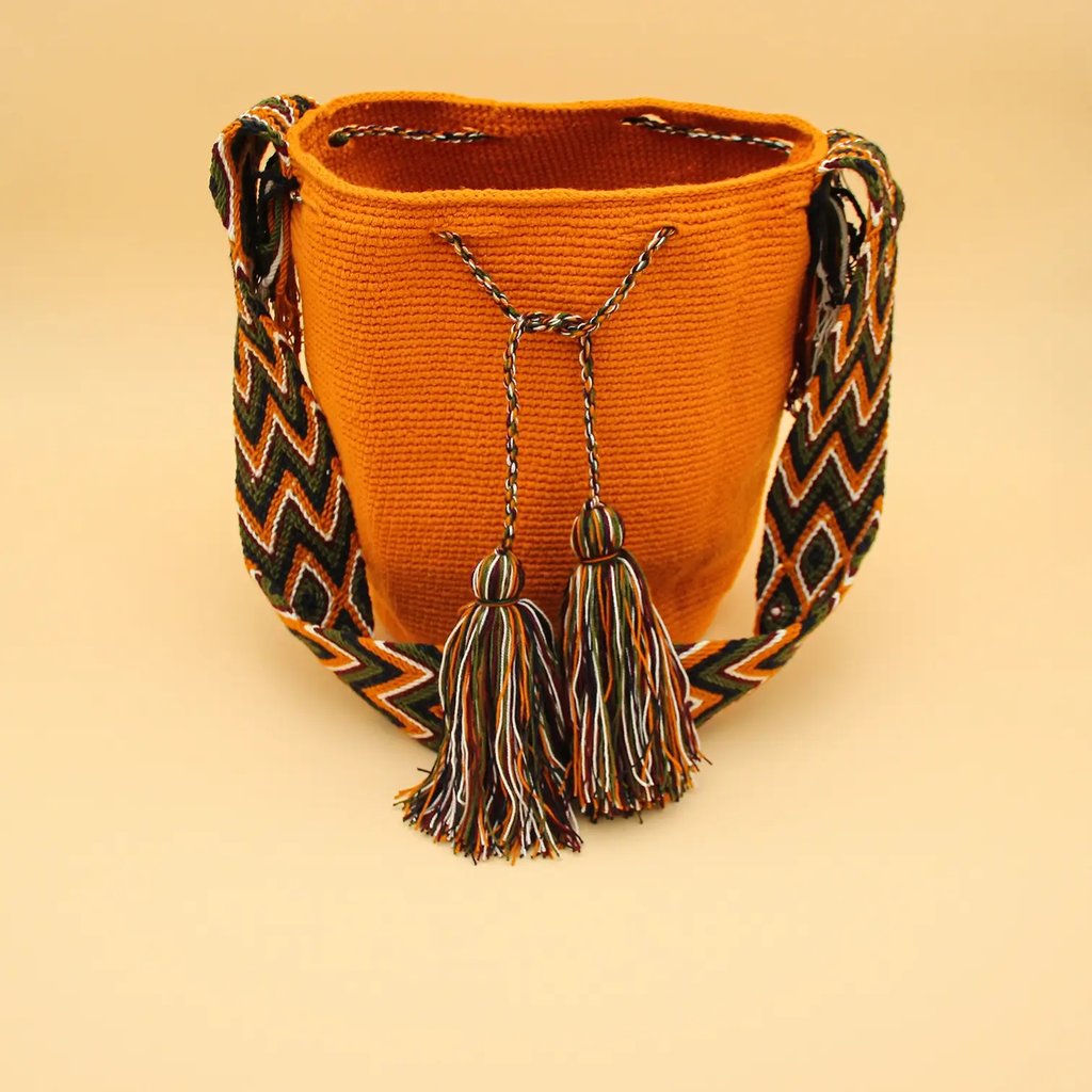 Sac  Tatacoa uni orange mochila Wayuu. Fabriquée à la main. fabrication équitable. slow fashion. couleurs estivales et vives. 