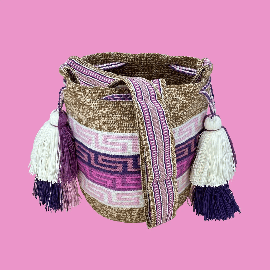 Sac mochila femme et homme, tissé à la main par des tisserandes de la communauté Wayuu en Colombie. Issu d'une mode éthique et slow-fashion.
