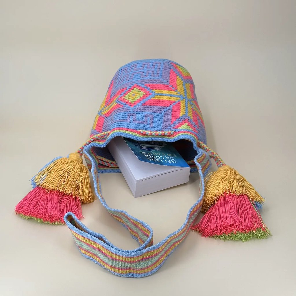 Petit sac bandoulière mochila femme et homme, tissé à la main par des tisserandes de la communauté Wayuu en Colombie. Issu d'une mode éthique et slow-fashion.