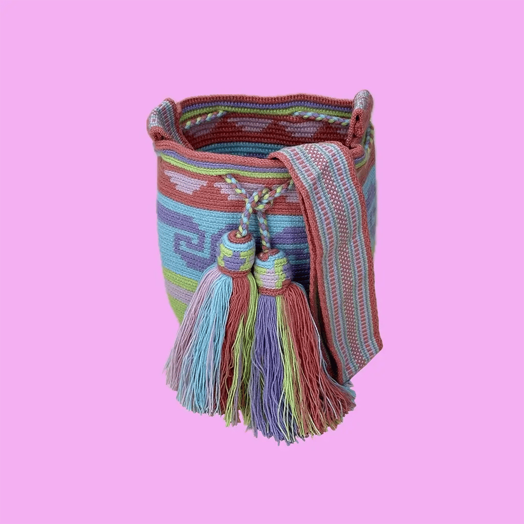 Petit sac bandoulière mochila femme et homme, tissé à la main par des tisserandes de la communauté Wayuu en Colombie. Issu d'une mode éthique et slow-fashion.