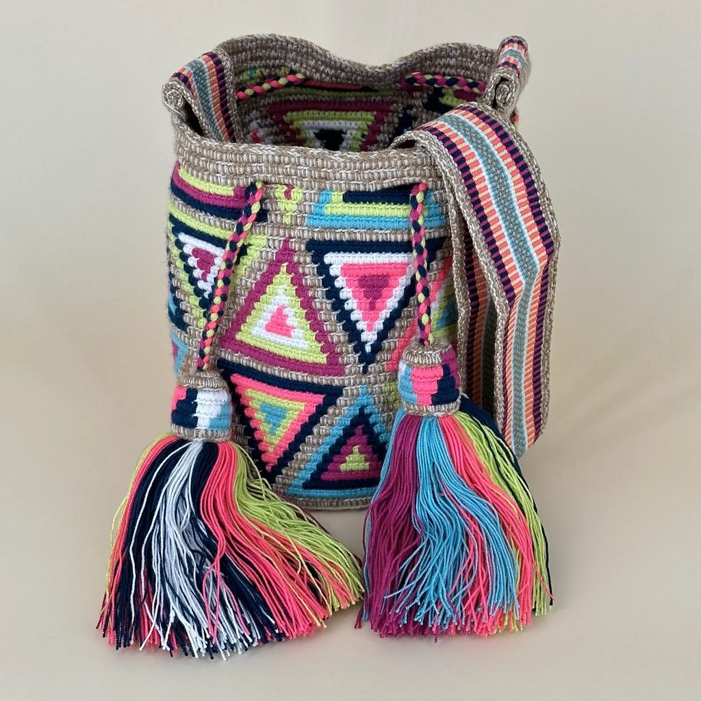 Petit sac bandoulière mochila femme et homme, tissé à la main par des tisserandes de la communauté Wayuu en Colombie. Issu d'une mode éthique et slow-fashion.