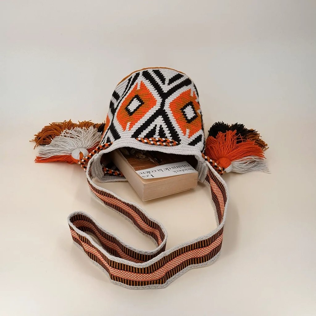 Petit sac bandoulière mochila femme et homme, tissé à la main par des tisserandes de la communauté Wayuu en Colombie. Issu d'une mode éthique et slow-fashion.
