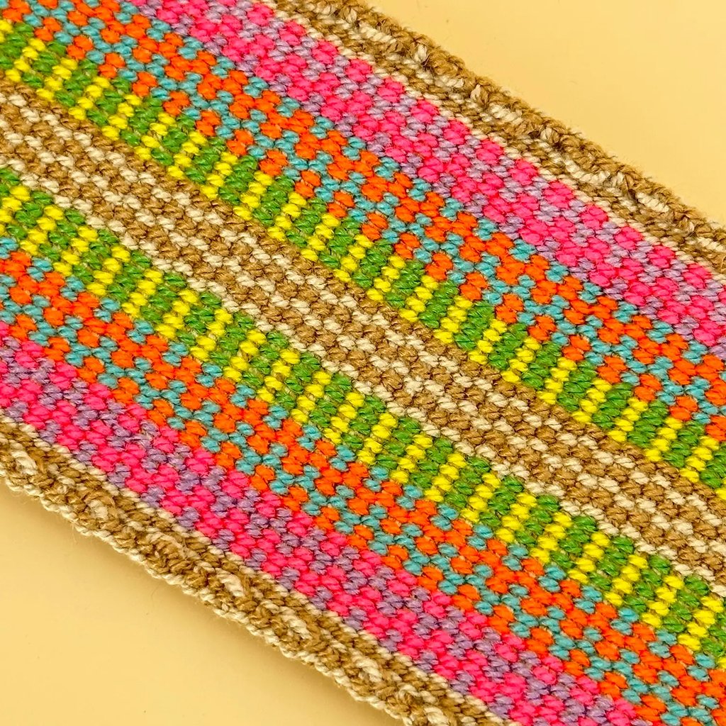 Sac à bandoulière, tissé à la main par des tisserandes de la communauté Wayuu en Colombie. 