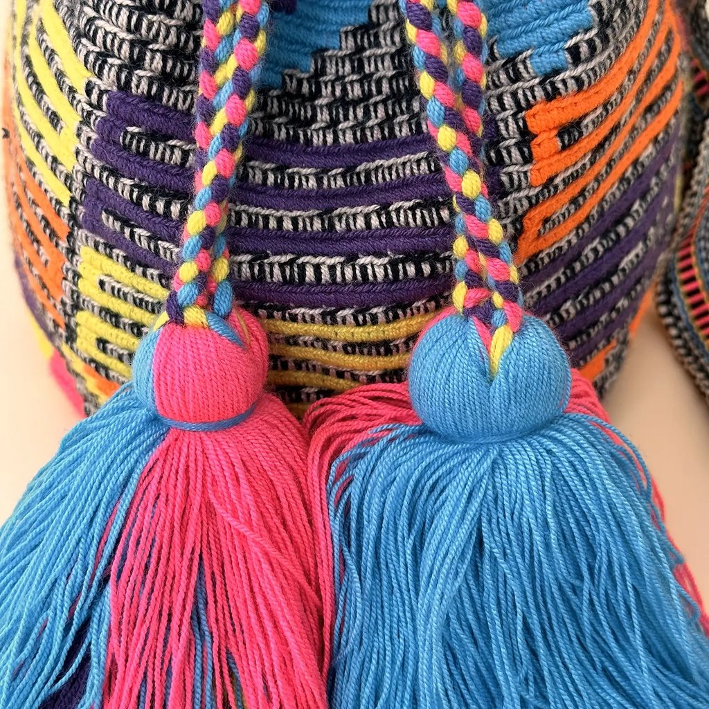 Petit sac bandoulière mochila femme et homme, tissé à la main par des tisserandes de la communauté Wayuu en Colombie. Issu d'une mode éthique et slow-fashion.