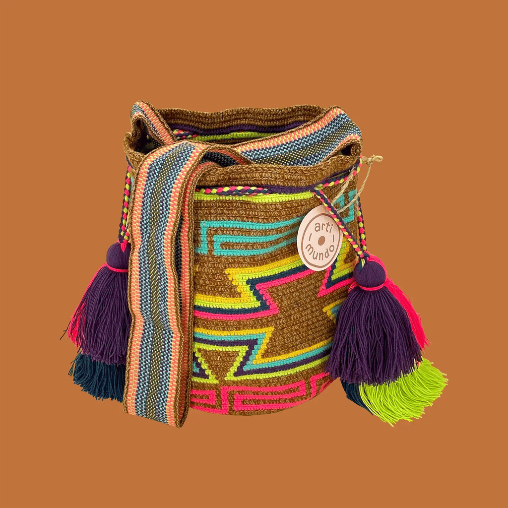 Sac bandoulière mochila femme et homme, tissé à la main par des tisserandes de la communauté Wayuu en Colombie. Issu d'une mode éthique et slow-fashion.
