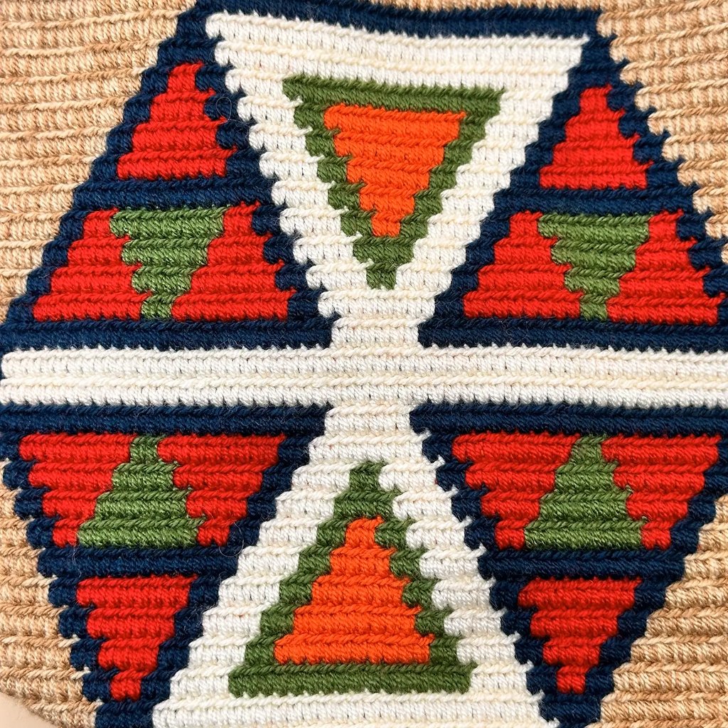 Petit sac bandoulière mochila femme et homme, tissé à la main par des tisserandes de la communauté Wayuu en Colombie. Issu d'une mode éthique et slow-fashion.
