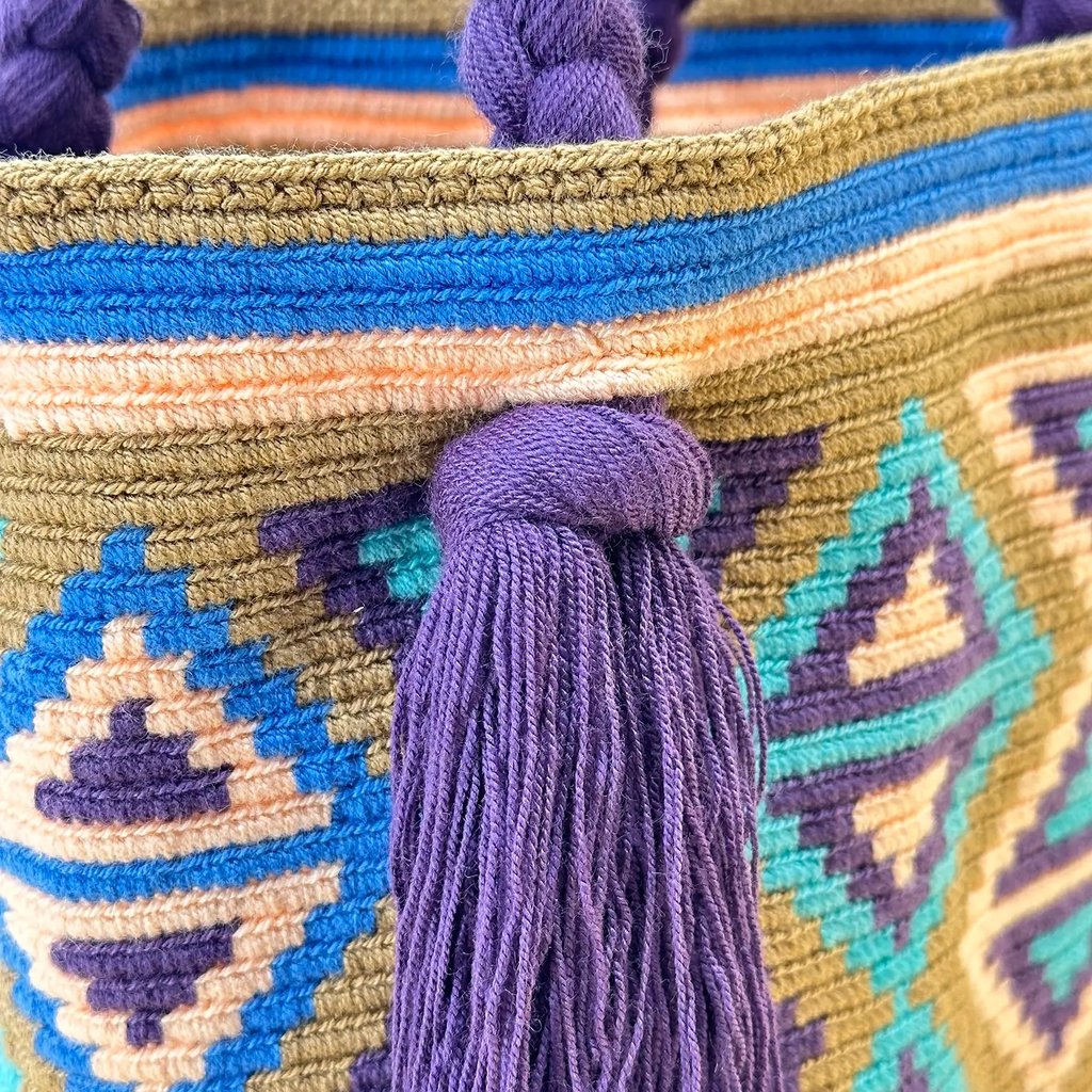 Sac à anses tressées, tissé à la main par des tisserandes de la communauté indigène Wayuu en Colombie. Sac issu du commerce équitable et dans une démarche de Slow-Fashion.