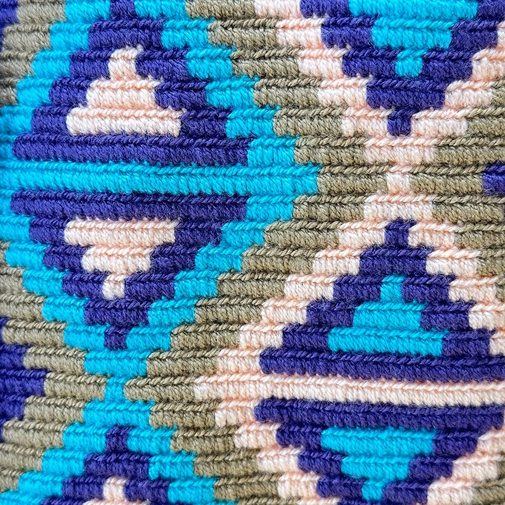 Sac à anses tressées, tissé à la main par des tisserandes de la communauté indigène Wayuu en Colombie. Sac issu du commerce équitable et dans une démarche de Slow-Fashion.