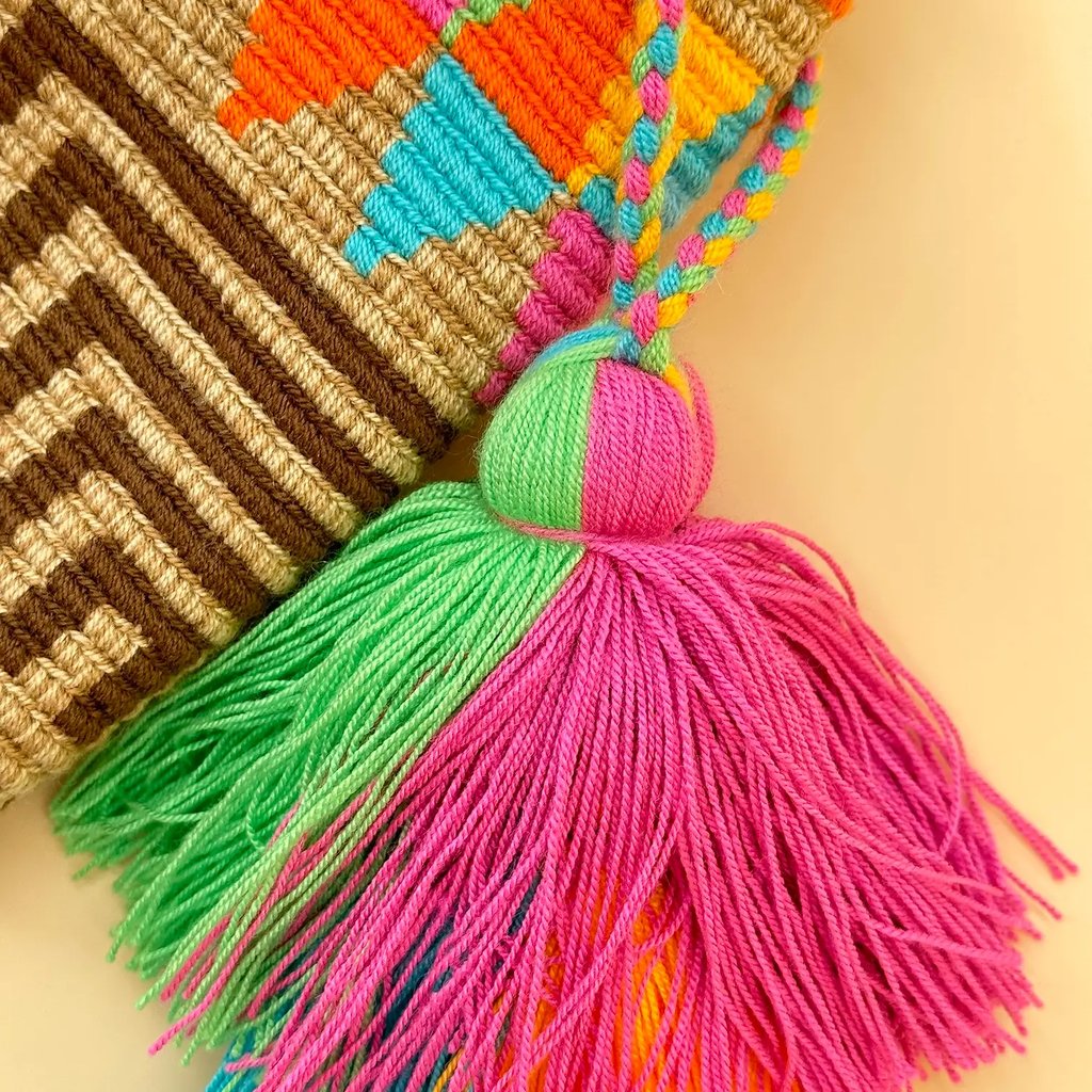 Sac à bandoulière tissé à la main par des tisserandes de la communauté Wayuu en Colombie - sac issu du commerce équitable et dans une démarche de slow fashion.