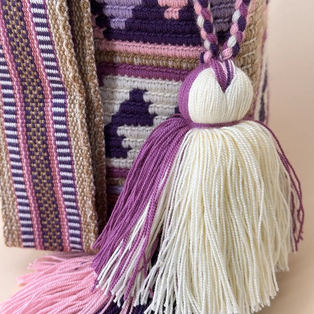 Petit sac bandoulière mochila femme et homme, tissé à la main par des tisserandes de la communauté Wayuu en Colombie. Issu d'une mode éthique et slow-fashion.