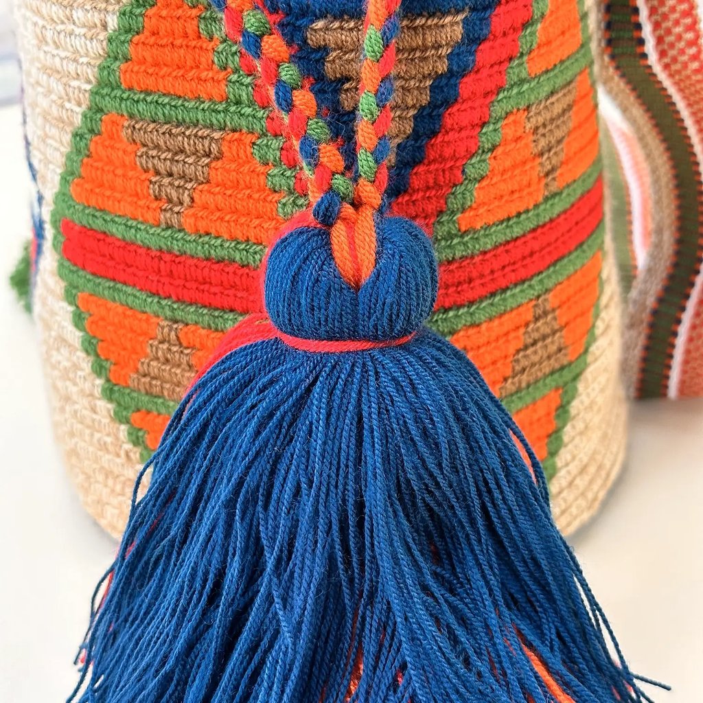 Petit sac bandoulière mochila femme et homme, tissé à la main par des tisserandes de la communauté Wayuu en Colombie. Issu d'une mode éthique et slow-fashion.
