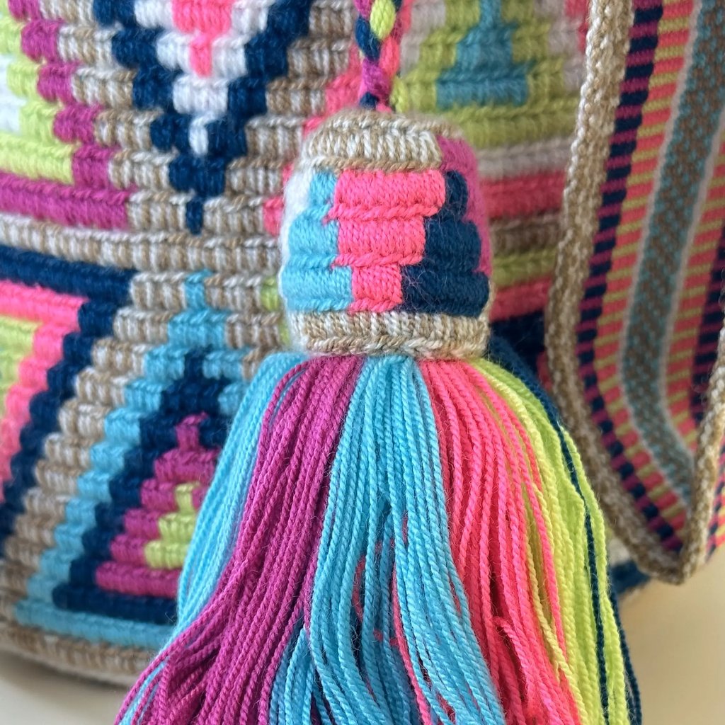 Petit sac bandoulière mochila femme et homme, tissé à la main par des tisserandes de la communauté Wayuu en Colombie. Issu d'une mode éthique et slow-fashion.