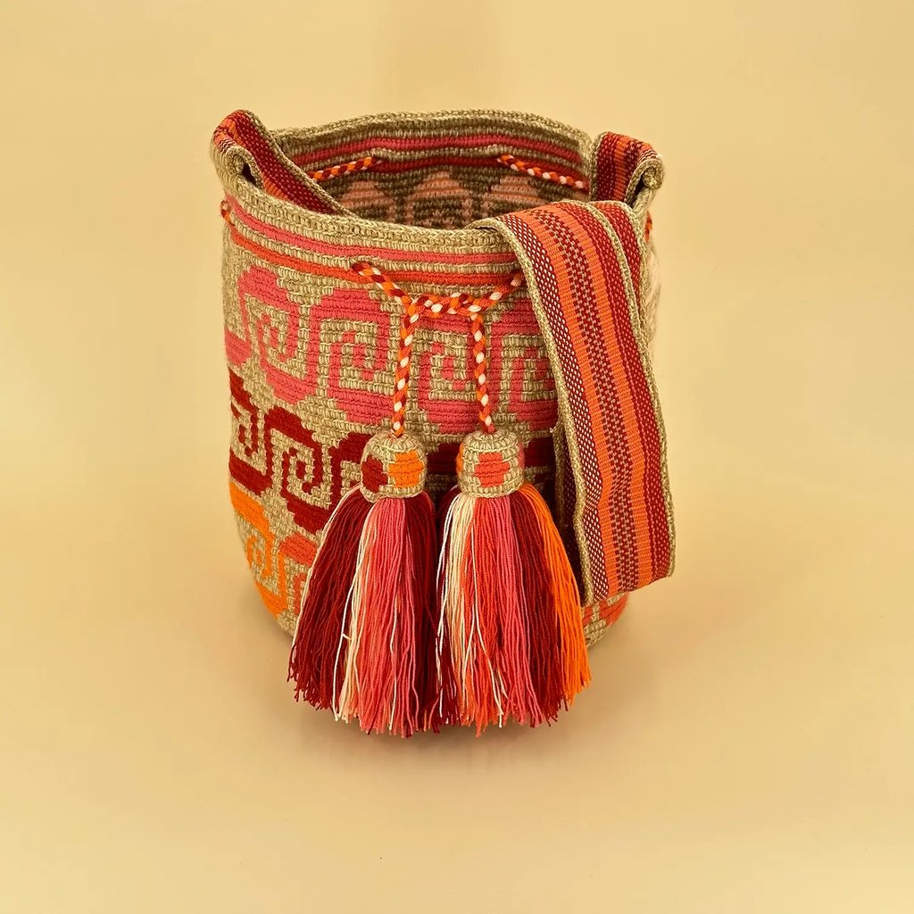 Sac à bandoulière, tissé à la main par des tisserandes de la communauté Wayuu en Colombie. 
