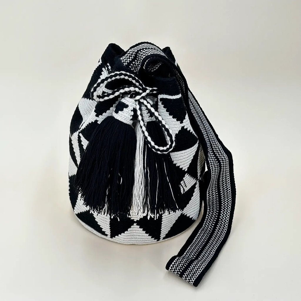 Sac à bandoulière, tissé à la main par des tisserandes de la communauté indigène Wayuu en Colombie. Sac issu du commerce équitable et dans une démarche de Slow-Fashion.