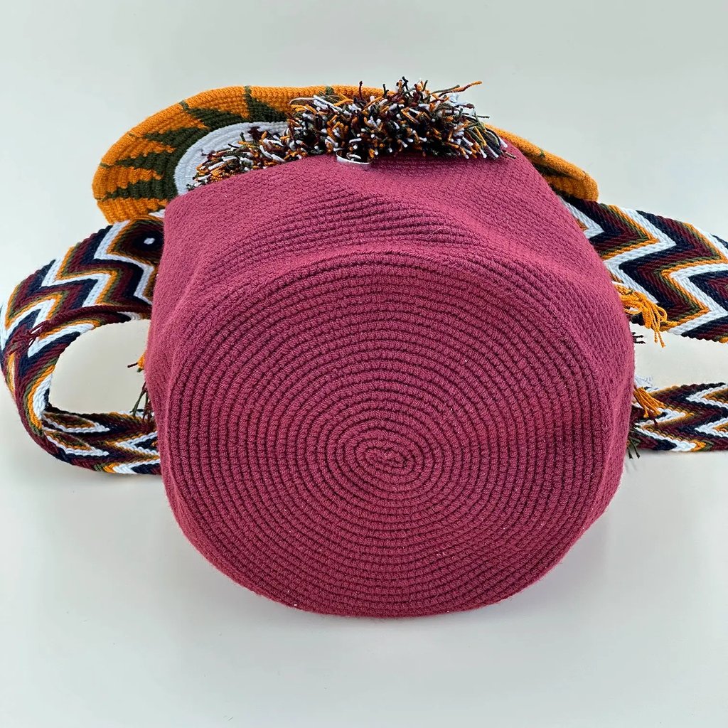 Sac à bandoulière tissé à la main par des tisserandes de la communauté indigène Wayuu en Colombie. Issu du commerce équitable et dans une démarche de Slow-Fashion.