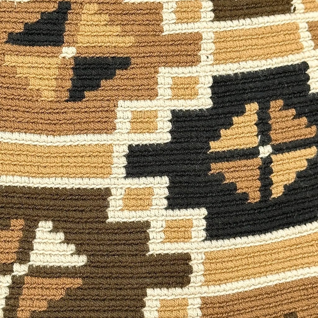 Panier tissé à la main par des tisserandes de la communauté indigène Yayuu en Colombie. Mode éthique. Slow Fashion.
