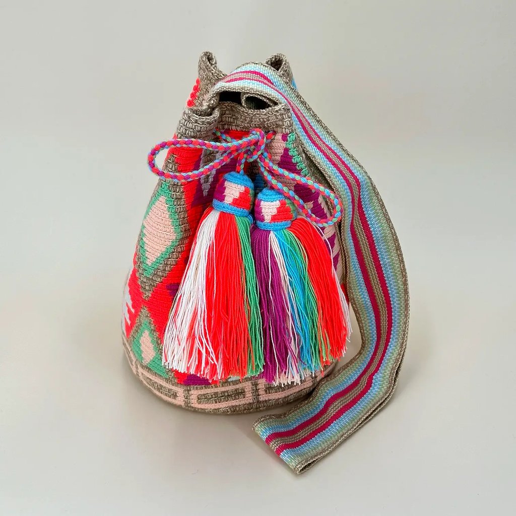 Sac à bandoulière, tissé à la main par des tisserandes de la communauté indigène Wayuu en Colombie. Sac issu du commerce équitable et dans une démarche de Slow-Fashion.